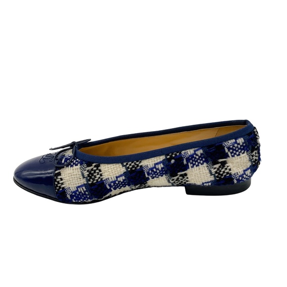 CHANEL BLUE / IVORY CC LOGO PATENT LEATHER CAP TOE CHECKERED TWEED BALLET FLATS - Picture 3 of 11